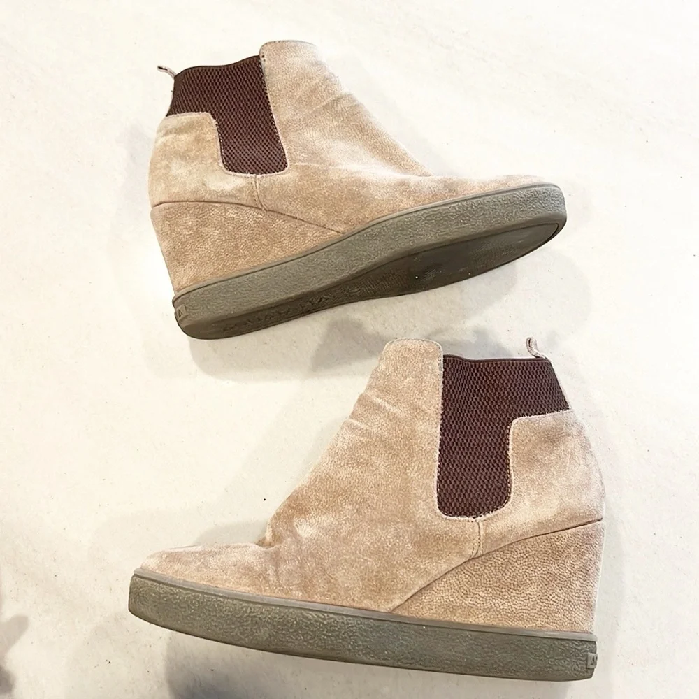 Aquatalia Claire Wedge Suede Ankle Boots Taupe Tan Beige size 9